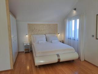 Apartments Ana Žaborić, 50 m od šljunčane plaže - Žaborić - 3