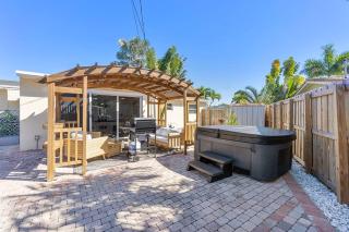 10 min 2 beach Hot Tub Pool Table FirePit Sleeps 8 - Deerfield Beach - 0