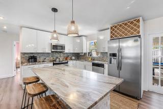 10 min 2 beach Hot Tub Pool Table FirePit Sleeps 8 - 6