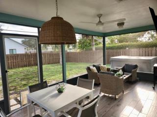 Serene Naples Cottage-Bike or Walk to Vanderbilt beach,10-person Hottub, walk to Restaurants Bars - Naples - 8