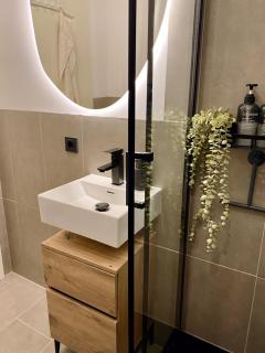 371living, Altbau-Charme am Kaßberg, Perfekt für Workation, Urlaub oder Kurztrip, Entdecke Chemnitz, Moderne Küche, Waschmaschine, Smart TV, Schnelles WLAN, Bequemes Bett - 1