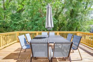Family-Friendly Deck and Yard Modern Decatur Home - 9