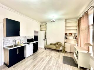 London Budget Bliss, London W12, white city, shepherd's bush market - 6