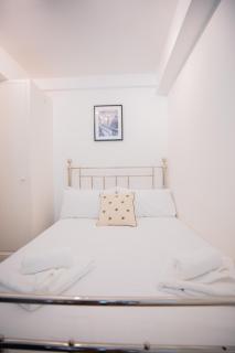 One bedroom at Chelsea cloister Hotel - 9