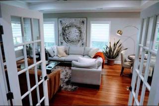 Luxurious Basement Apartment - 9