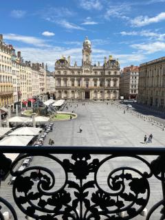 Vue Place des Terreaux-4 Voyageurs - Lione - 0