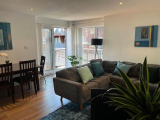 Stylish City Centre Apartment with Large Balcony - Manchester - 3