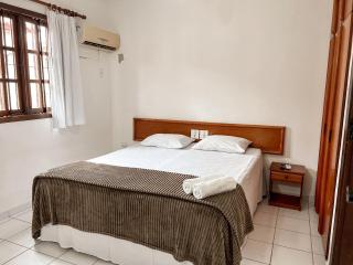 Casas com 2 ou 3 suítes (todas com ar split), com internet privativa 300MBPSno Residencial Nazareth, localizado a aproximadamente 80m da praia de Taperapuã (Arena Axé moi), com piscina, sauna, portaria 24hrs - 9