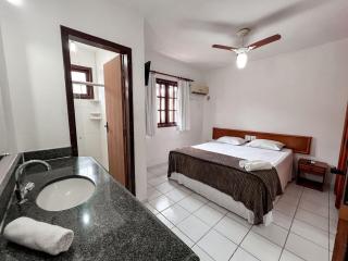 Casas com 2 ou 3 suítes (todas com ar split), com internet privativa 300MBPSno Residencial Nazareth, localizado a aproximadamente 80m da praia de Taperapuã (Arena Axé moi), com piscina, sauna, portaria 24hrs - 6