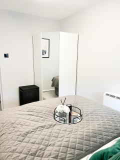 Beautiful apartment in Beckton with Private Entrance and Garden - London - 1