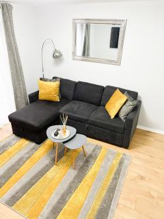Beautiful apartment in Beckton with Private Entrance and Garden - London - 4