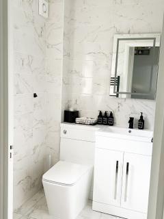 Beautiful apartment in Beckton with Private Entrance and Garden - London - 7