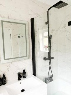 Beautiful apartment in Beckton with Private Entrance and Garden - London - 9