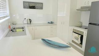 Caves Seascape Villa - stroll to shops and beach - Caves Beach - 3