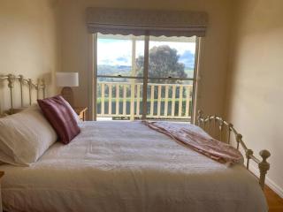 IRONBARK FARM Farmhouse on 52 acres in the scenic Yarra Valley - 1