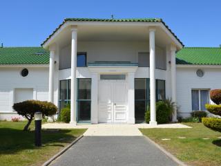Appartement Spacieux - 3 Chambres - Proche Plage et Golf avec Piscine - FR-1-323-487 - Saint-Jean-de-Monts - 0