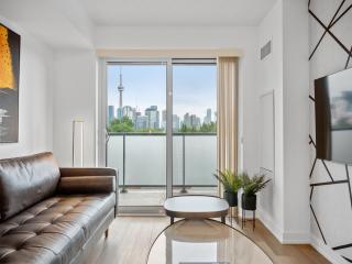 Sleek 1BR & office Condo - CN Tower, Skyline view - 8