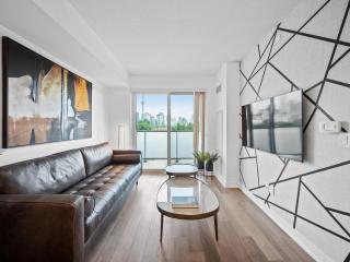 Sleek 1BR & office Condo - CN Tower, Skyline view - 7