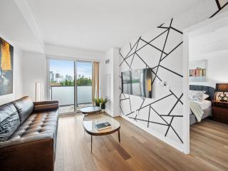 Sleek 1BR & office Condo - CN Tower, Skyline view - 5