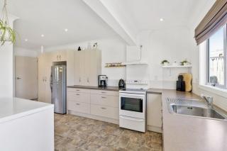 Spacious cosy beach bach - Foxton Beach - 4