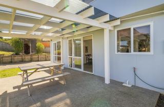 Spacious cosy beach bach - Foxton Beach - 2