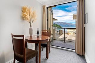 Modern Spacious Town Center Unit with Lake View - 805 - Queenstown - 3