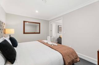 Modern Spacious Town Center Unit with Lake View - 805 - Queenstown - 1