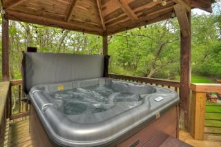 Bear Naked Hideaway - Relax in the hot tub with sounds from the nearby creek - Epworth - 8