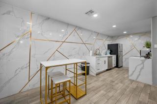 Spacious Galleria Apartment with Free Park - 4