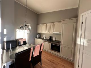 Charming Top Floor Apartment With Balcony - 7