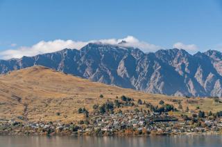 Modern Living in Pounamu - Unit 9 - Queenstown - 3