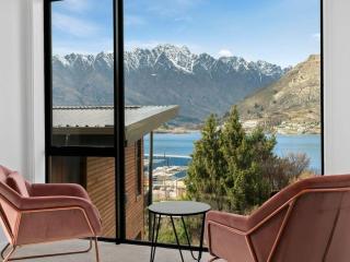 Contemporary & Plush - 3 Bedroom House Near Marina - Queenstown - 0