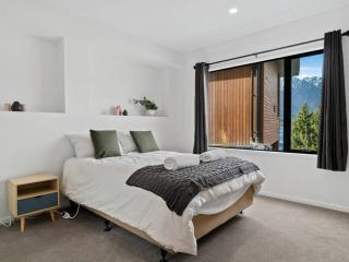 Contemporary & Plush - 3 Bedroom House Near Marina - Queenstown - 7