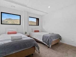 Contemporary & Plush - 3 Bedroom House Near Marina - Queenstown - 3