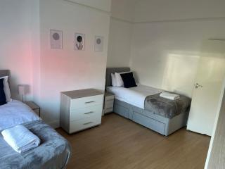 2 Bedroom, sleeps 6 with Garden and parking - Southampton - 3