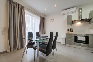 Sliema 2BR Apartment Fully AC & 10 Min Walk to Balluta - 2