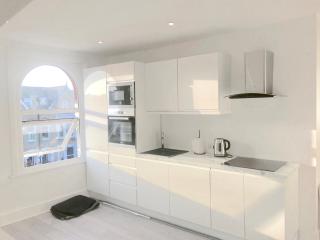 BEAUTIFUL 2 Bedroom Apartment CENTRAL Wimbledon, 2 min walk to Wimbledon Station - Londra - 5