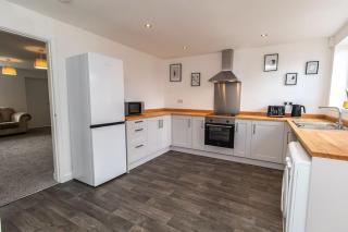 Free Driveway Parking 3 Double Bedroom House, Ideal for long term contractor, etc stays, 4 miles 11 mins drive to Nissan, 20 mins drive to Sunderland Newcastle, Fast WIFI - see Dwellcome Home Ltd site for assurance - 1