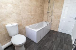 Free Driveway Parking 3 Double Bedroom House, Ideal for long term contractor, etc stays, 4 miles 11 mins drive to Nissan, 20 mins drive to Sunderland Newcastle, Fast WIFI - see Dwellcome Home Ltd site for assurance - 2