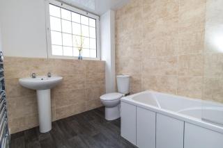 Dwellcome Home Ltd 3 Bedroom House, Free Driveway Parking, Ideal for long term contractor, etc stays, 4 miles 11 mins drive to Nissan, 20 mins drive to Sunderland Newcastle, Fast WIFI - see our site for assurance - Jarrow - 8