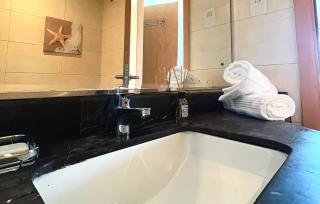 Luxury 1BR Uninterrupted Sea View, Fully Equipped - 4