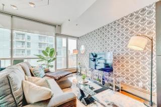 Luxury 2BR Condo - King Bed - Stunning City Views - 5