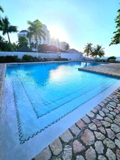 Modern Decor Apt Near Airport With Beach Club Access - 9