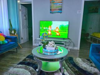 Modern Decor Apt Near Airport With Beach Club Access - 3