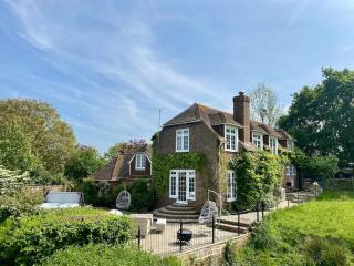Idyllic Country House for Intimate and Large Gatherings, Hot tub, Games Room, Tranquil Setting, Views, Vineyards, Dogs - Tenterden - 0