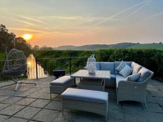 Idyllic Country House for Intimate and Large Gatherings, Hot tub, Games Room, Tranquil Setting, Views, Vineyards, Dogs - 9