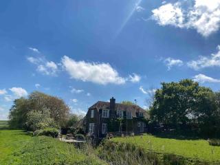 Idyllic Country House for Intimate and Large Gatherings, Hot tub, Games Room, Tranquil Setting, Views, Vineyards, Dogs - Tenterden - 2