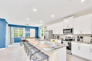 Stunning Rare Lake Front 7BR Holiday Home - Sleeps 14 - Pool, Hot Tub, & Games! - Orlando - 9