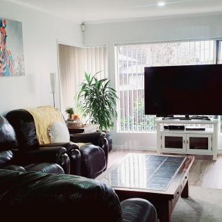 Entire house 4 beds and close to airport public amenities - 9
