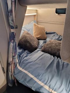 Bateau sur terre près du bassin - 3